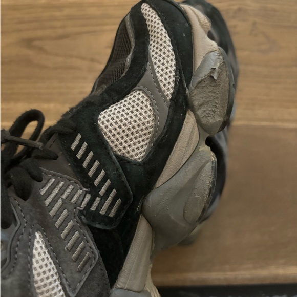 New balance sneakers - Picture 2 of 5